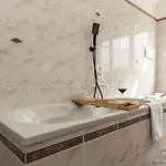 Kejani Attic Scenic Views, Lux Bath, Fast Wi-fi * Segno