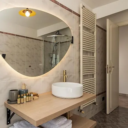 Apartment Kejani Attic Scenic Views, Lux Bath, Fast Wi-fi *