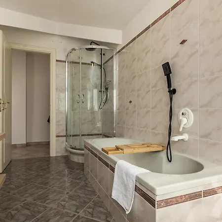 Apartment Kejani Attic Scenic Views, Lux Bath, Fast Wi-fi *