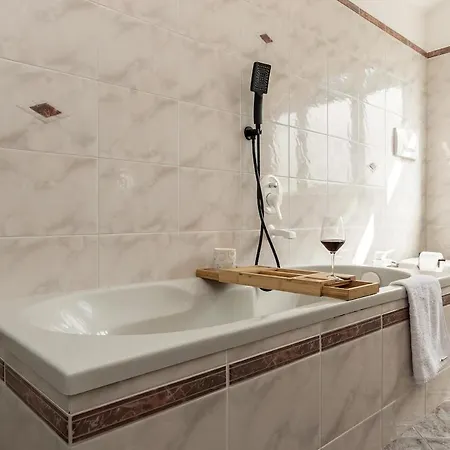 Kejani Attic Scenic Views, Lux Bath, Fast Wi-fi * Segno