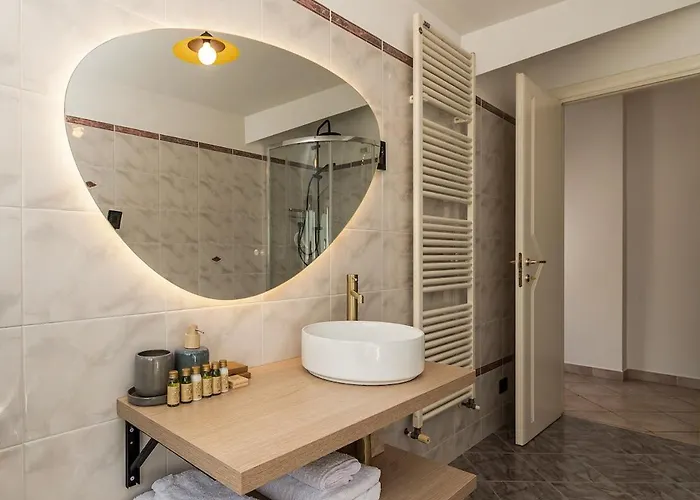 Daire Kejani Attic Scenic Views, Lux Bath, Fast Wi-fi *