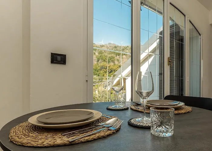 Daire Kejani Attic Scenic Views, Lux Bath, Fast Wi-fi *