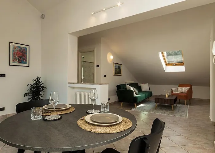 Kejani Attic Scenic Views, Lux Bath, Fast Wi-fi * Segno