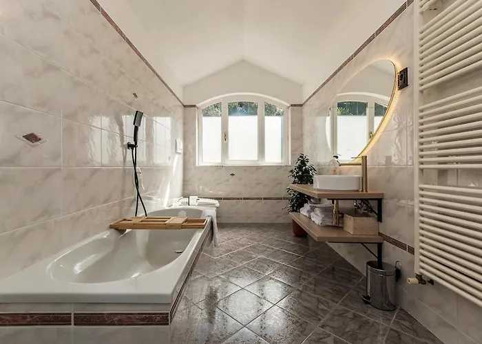 Kejani Attic Scenic Views, Lux Bath, Fast Wi-fi * Segno