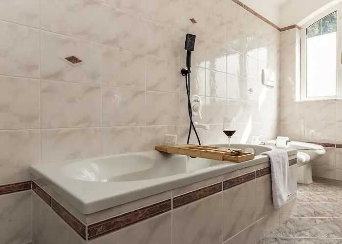 Kejani Attic Scenic Views, Lux Bath, Fast Wi-fi * Segno