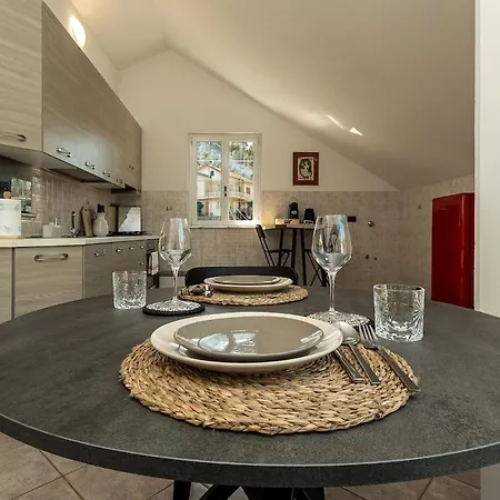 Apartament Kejani Attic Scenic Views, Lux Bath, Fast Wi-fi *