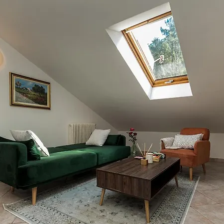 Kejani Attic Scenic Views, Lux Bath, Fast Wi-fi Appartement *