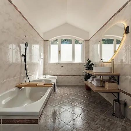 Kejani Attic Scenic Views, Lux Bath, Fast Wi-fi * Segno