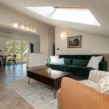 Kejani Attic Scenic Views, Lux Bath, Fast Wi-fi Appartement *