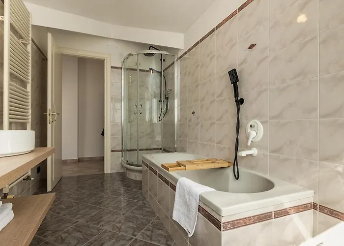 Apartamento Kejani Attic Scenic Views, Lux Bath, Fast Wi-fi *